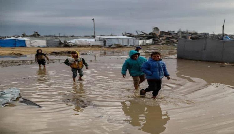 وفاة 12 شخصاً وانجراف وغرق 27 ألف خيمة جراء الأمطار والبرد في غزة