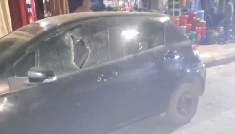 مسلحو اللواء 22 ميكا يعتدون على فتاة في وضح النهار ويطلقون النار على سيارتها بتعز