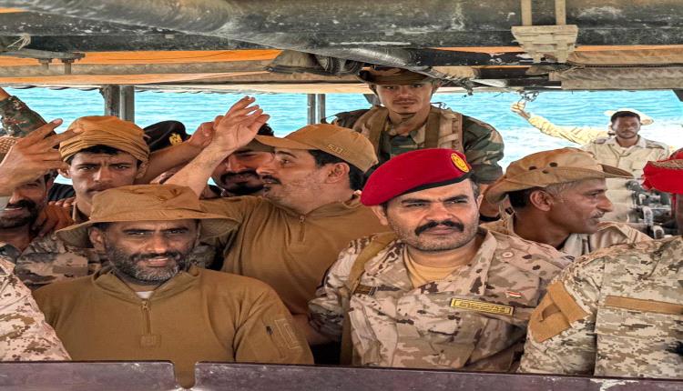 وفد عسكري يتفقد قوات ميناء نشطون وجاهزيتها لحماية السواحل والممرات البحرية