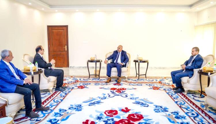 الزُبيدي يناقش اهمية تطوين الصناعات الدوائية ويشدد على حل أزمة المياه في بلادنا 