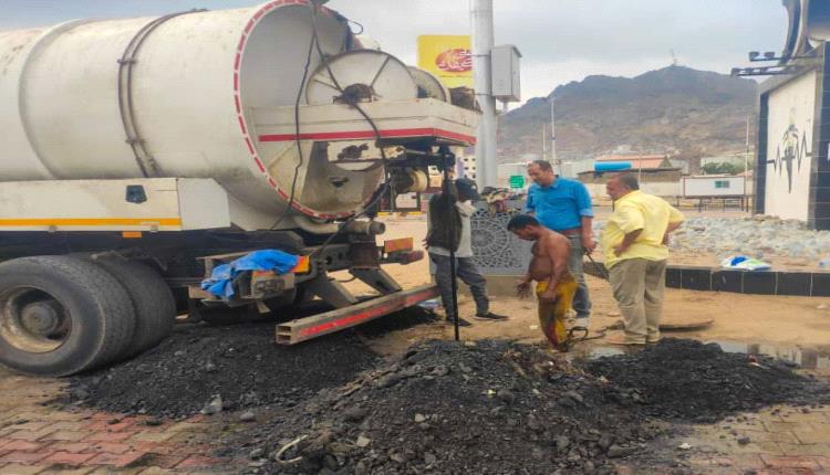 باخبيرة ينفذ نزولًا مُفاجئًا للاطلاع على أعمال تصفية شبكات الصرف الصحي بالمعلا