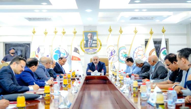 الزُبيدي يشدد على مضاعفة جهود وزارتي النقل والصناعة بما يخدم التنمية والاستقرار 