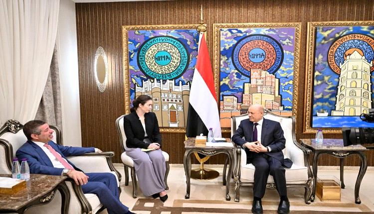 العليمي يستقبل السفير الأمريكي ويناقش أخر المستجدات المحلية