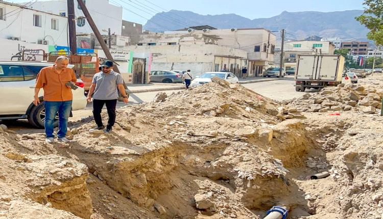 باخبيرة وبن جرادي يتفقدان أعمال تأهيل شبكات المياه في مديرية صيرة بعدن 