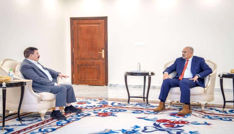 الزُبيدي يكشف عن تحضيرات سابقة لمعركة الخلاص من الحوثي اجهضها العليمي 