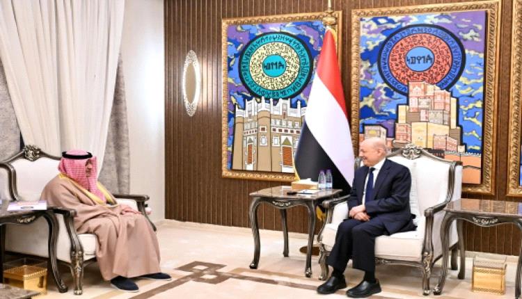 العليمي يجدد التزام مجلس القيادة الرئاسي بحل القضية الجنوبية وفق مخرجات مشاورات الرياض 