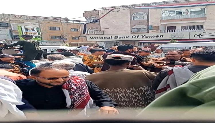 الصامت: جهة محايدة تكفي الإصلاح شر المتاجرة بضحايا التفجير والاعتداء على المصلين بتعز