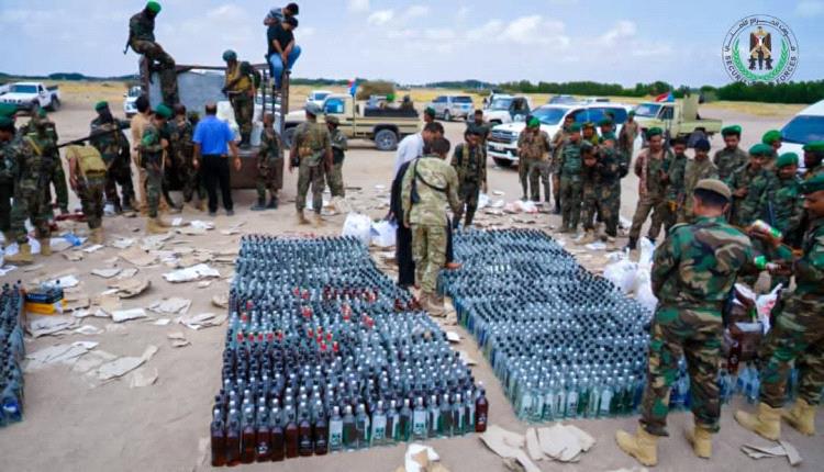 الحزام الأمني يتلف 2795 قارورة وعلبة من الخمور المستوردة