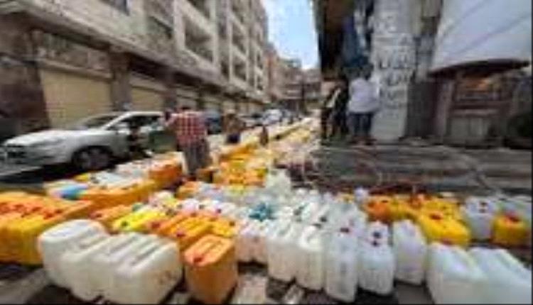 بئر حكومية تتحول إلى مشروع تجاري في تعز.. “وايت الماء” يقفز إلى 100 ألف ريال