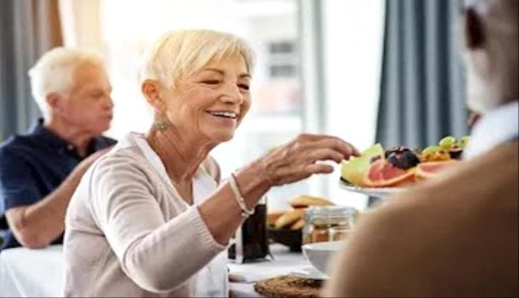 منها الخضروات الورقية.. 7 أطعمة تحافظ على الشباب بعد سن الستين 