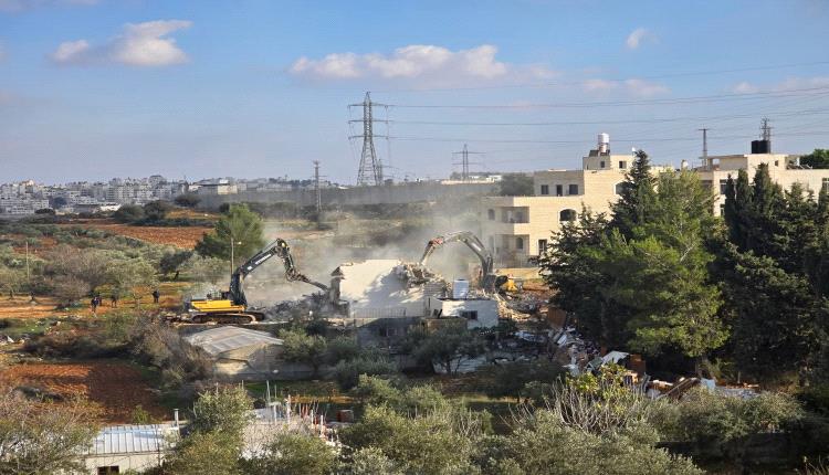 إسرائيل تهدم مبنى سكنياً في القدس الشرقية وتهجّر عشرات الفلسطينيين