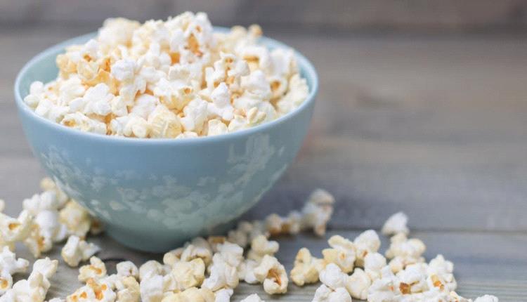 خبراء التغذية يحذرون من الإفراط في تناول الفشار.. شاهد السبب