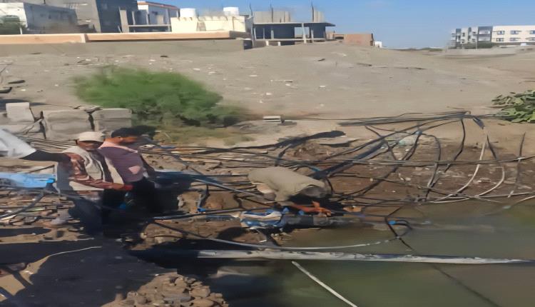 فرق مياه عدن تنفذ حملة لإزالة الربط العشوائي في خط المياه الرئيسي بمنطقة الصولبان بخور مكسر