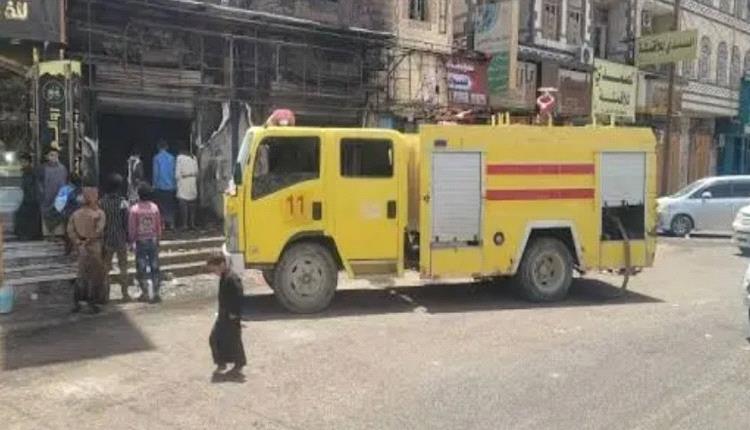 حريق ضخم يلتهم مستودع طاقة شمسية بالمكلا.. وخسائر تقترب من 300 مليون ريال