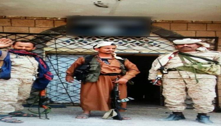 مواطن يحرق سيارته أمام في الصومعة بعد تخريبها من قبل الحوثيين