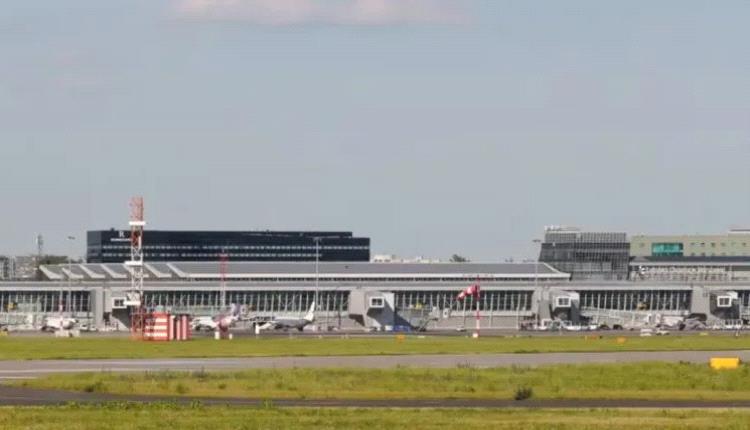 بولندا تغلق مطارين مؤقتاً بسبب غارات روسية على أوكرانيا