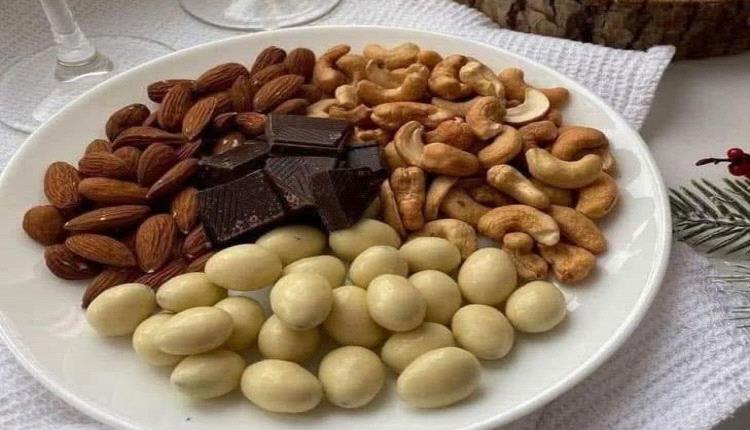 دراسة: تناول قليل من المكسرات يقلل الرغبة الشديدة في تناول الحلويات والوجبات السريعة