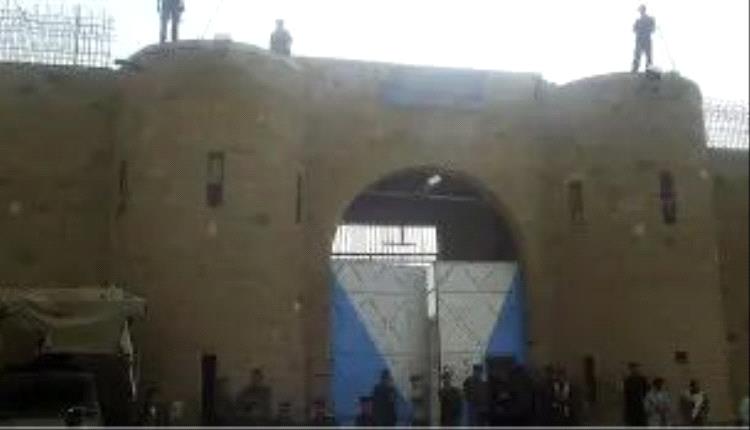 الحوثيون يطلقون سراح تاجر بعد دفعه مبالغ مالية كبيرة