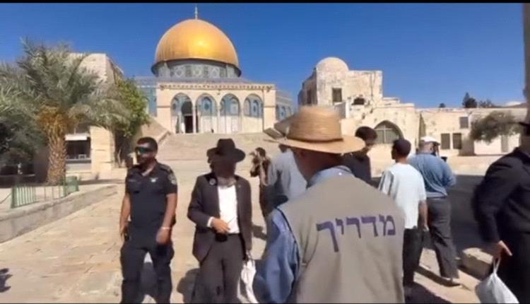 مستوطنون يقتحمون باحات المسجد الأقصى تحت حماية الشرطة الإسرائيلية