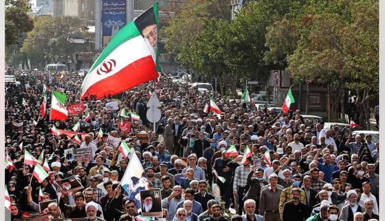 طهران تبدي استعداداً لمحاورة المتظاهرين.. وتحذر من زعزعة الاستقرار 