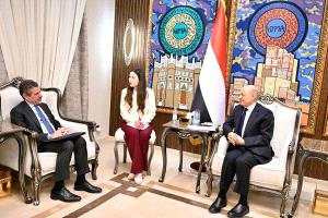 العليمي يقول أنه تبقى مرحلة واحدة من خطة إعادة التموضع في وادي حضرموت