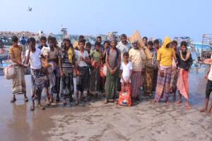 عودة 30 صياد يمني إلى الحديدة بعد احتجازهم تعسفيا من قبل البحرية الإريترية