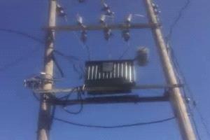 اقتلاع محوّل كهربائي بزعم الحفاظ عليه يشعل غضب عارم ويكشف شبكة فساد تتلاعب بملف كهرباء تعز