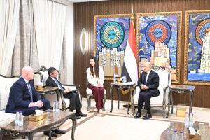 واشنطن ترفض قرار العليمي بإنهاء التواجد العسكري الإماراتي باليمن ومصدر يكشف الأسباب