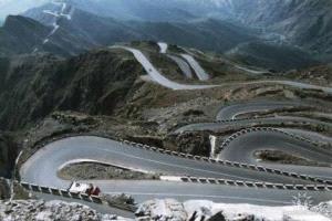 ذعر حوثي كبير من تقدم القوات الجنوبية يدفع الجماعة لتفجير جبل وطريق ثره - مكيراس