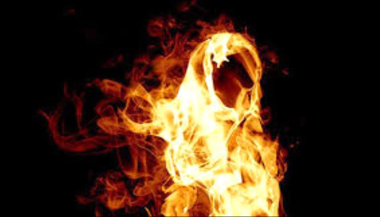 امرأة تحرق نفسها أمام مطعم بسبب الحوثيين