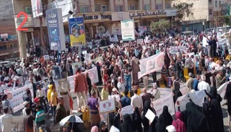 استمرار المظاهرات في تعز تنديدًا بتردي الخدمات وتدهور الوضع المعيشي وانهيار العملة