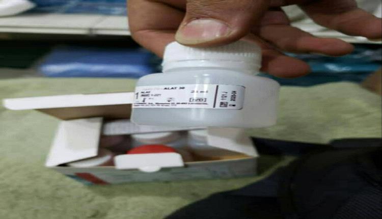 فضيحة طبية خطيرة: الحوثيون يتورطون في تزوير محاليل طبية منتهية الصلاحية بصنعاء