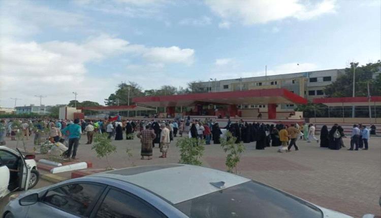 الحكومة تؤكد استكمال اجراءات صرف مرتبات شهرين للموظفين.. والاحتجاجات تتصاعد