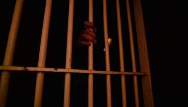 سياسي موالي للحوثيين يحرج جماعته عقب إفراج طاقم سفينة جالاكسي