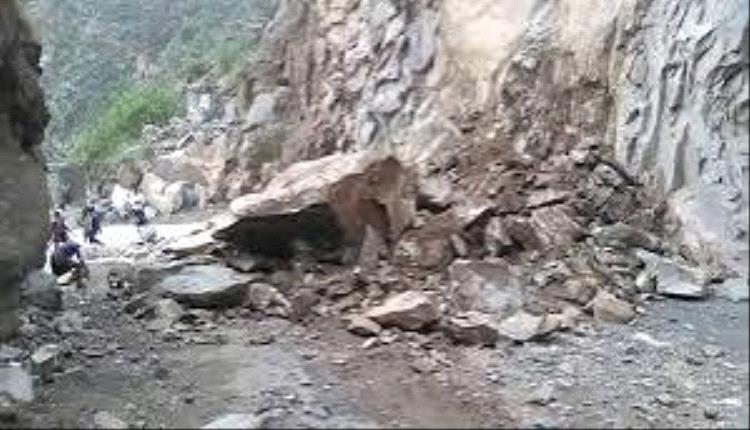 الصخور تبتلع شابين من عمران في لحظة مروعة