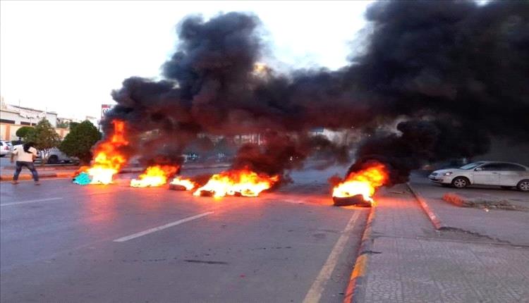 غضب واسع وقطع للشوارع.. والكهرباء تنقطع 16 ساعة يومياً وسط صمت الرئاسي والحكومة