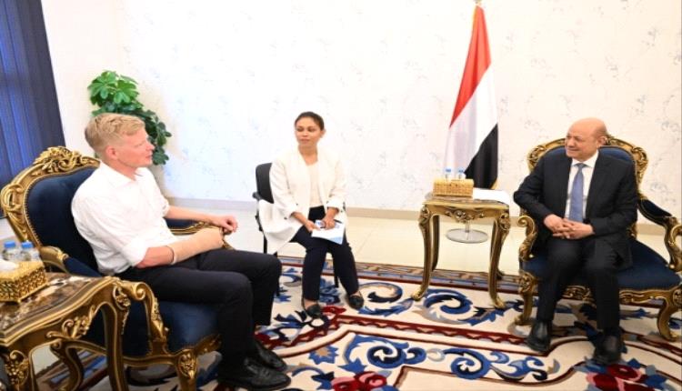 صدام مفاجئ بين العليمي والمبعوث الأممي..مفاوضات تصدير النفط ومطار صنعاء تقترب من انفراجة تاريخية
