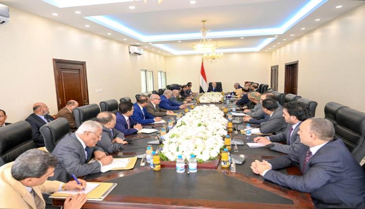 سياسي يمني يفجّرها: حكومة فاشلة وجبانة.. لو دفع الحوثي أكثر لذهبوا يحجّون إلى صعدة