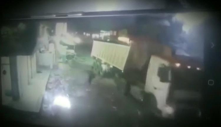انتحار مأساوي يهز اليمن.. مواطن يرمي نفسه تحت عجلات شاحنة والحوثي يقبض على السائق