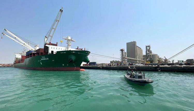 هجوم ناري على سفينة قبالة الحديدة.. قذائف وزوارق مسلحة تهز البحر الأحمر