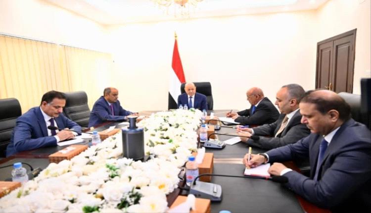  العليمي يجتمع برئيس الوزراء ومحافظ البنك المركزي لمناقشة تداعيات الأزمة الاقتصادية