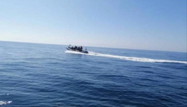 الشرعية: الحوثي يفتح أبواب الجحيم في البحر الأحمر ونحذّر من كارثة إنسانية وبيئية وشيكة
