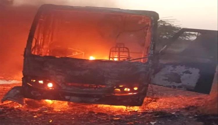 أبين.. مسلحون يعترضون باصا لمصنع أسمنت الوحدة ويحرقونه