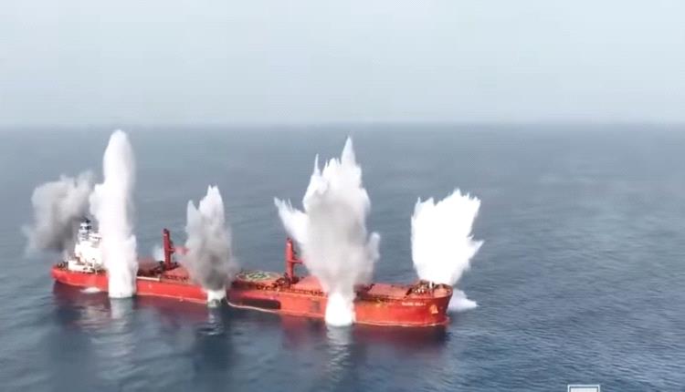 الحكومة تنشر فيديو يوثق لحظة استهداف الحوثيين لناقلة تحمل مواد شديدة الانفجار في البحر الأحمر
