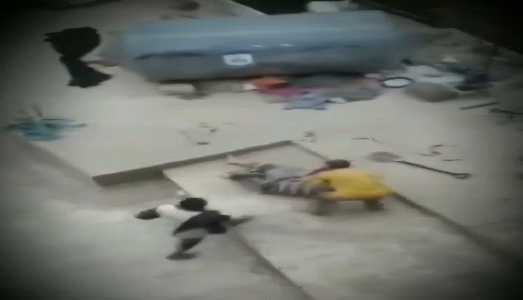فناء دموي.. عم يقتل ابن أخيه رميا بالرصاص في إب وأفراد العائلة يوثقون الجريمة بالفيديو