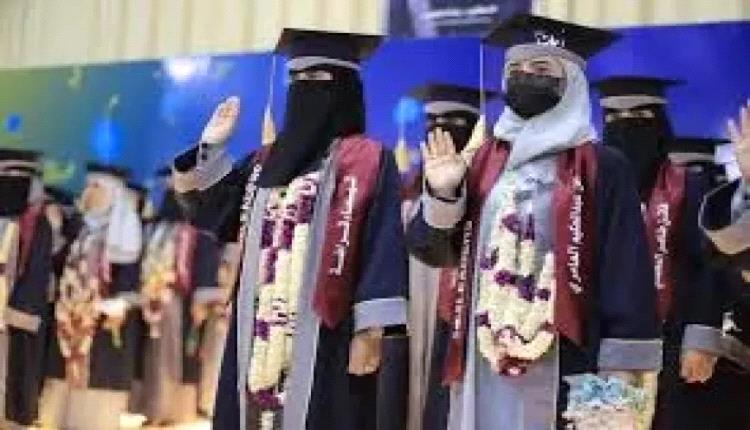 مسلح حوثي يقتحم حفل تخرج طالبات ويفتش ملابسهن