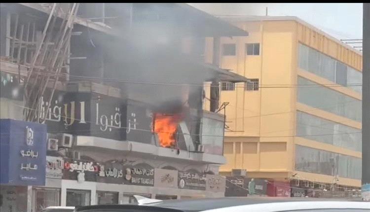 حريق يثير الهلع المواطنين في سوق تجاري بعدن وسط غموض الأسباب وتكرار الحوادث