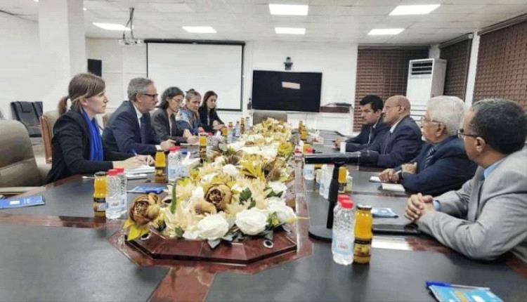 الاتحاد الأوروبي يعلن دعمه الكامل للبنك المركزي لمواجهة الانهيار الاقتصادي والتصعيد الحوثي