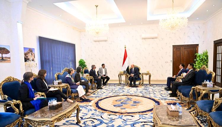 العليمي يشكو للعالم أوجاع الدولة: الحرب الاقتصادية أخطر من العسكرية.. والريال يُذبح على يد الحوثي
