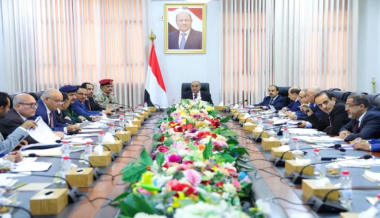 الحكومة تحذّر من الانهيار الكبير: الحوثيون يزيفون العملة ومجلس الوزراء يعلن الطوارئ الاقتصادية